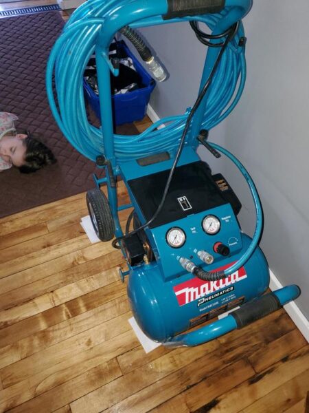 Makita MAC5200 5.2 Gal. 3.0 HP Electric Single Tank Air Compressor Makita 563303 5.2 Gal. 3.0 HP Electric Single Tank Air Compressor