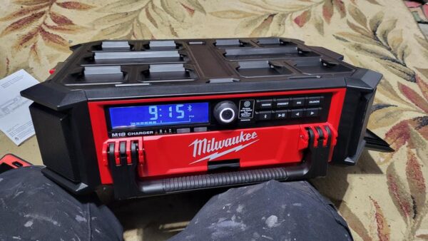 Milwaukee 2950-20 M18 Lithium-Ion Cordless PACKOUT Radio/Speaker with Built-In Charger Milwaukee 2950-20 M18 Lithium-Ion Cordless PACKOUT Radio/Speaker with Built-In Charger