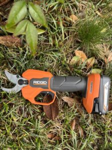 RIDGID R01301K 18V Brushless Cordless Battery Pruner with 2.0 Ah Battery and Charger