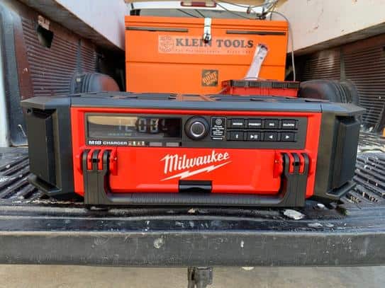 Milwaukee 2950-20 M18 Lithium-Ion Cordless PACKOUT Radio/Speaker with Built-In Charger Milwaukee 2950-20 M18 Lithium-Ion Cordless PACKOUT Radio/Speaker with Built-In Charger