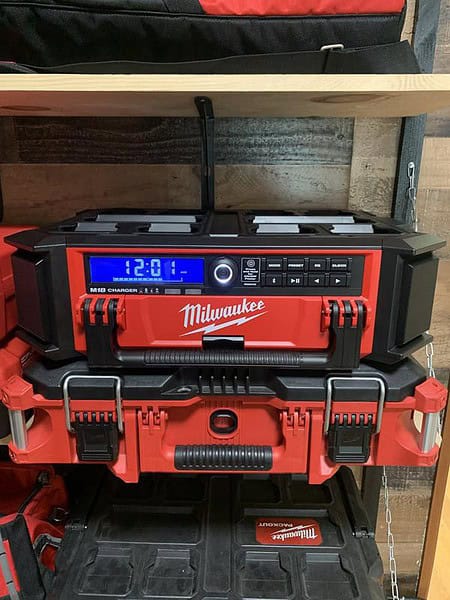 Milwaukee 2950-20 M18 Lithium-Ion Cordless PACKOUT Radio/Speaker with Built-In Charger Milwaukee 2950-20 M18 Lithium-Ion Cordless PACKOUT Radio/Speaker with Built-In Charger