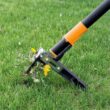 Fiskars Triple-Claw Stand-Up Weeder Garden Tool, Serrated Steel Claws