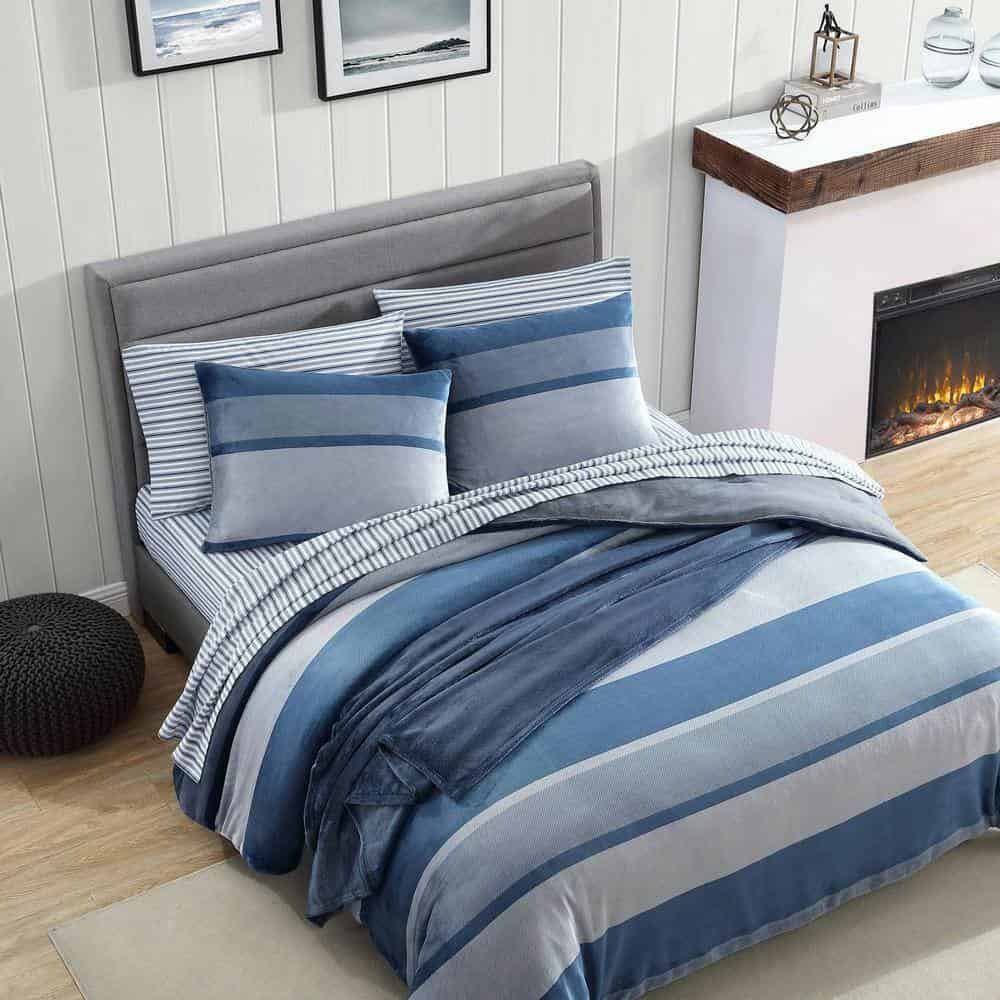 Nautica Linden 3-Piece Navy Blue Microfiber King Comforter Set Nautica Linden 3-Piece Navy Blue Microfiber King Comforter Set - Image 2
