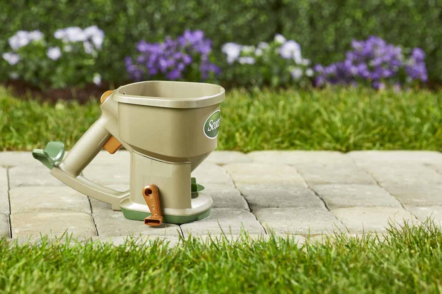 Scotts Whirl Hand-Powered Spreader for Seed, Fertilizer, Salt, Ice Melt, Handheld Spreader Holds up to 1,500 sq. ft. Product Scotts Whirl Hand-Powered Spreader for Seed, Fertilizer, Salt, Ice Melt, Handheld Spreader Holds up to 1,500 sq. ft. Product - Image 6