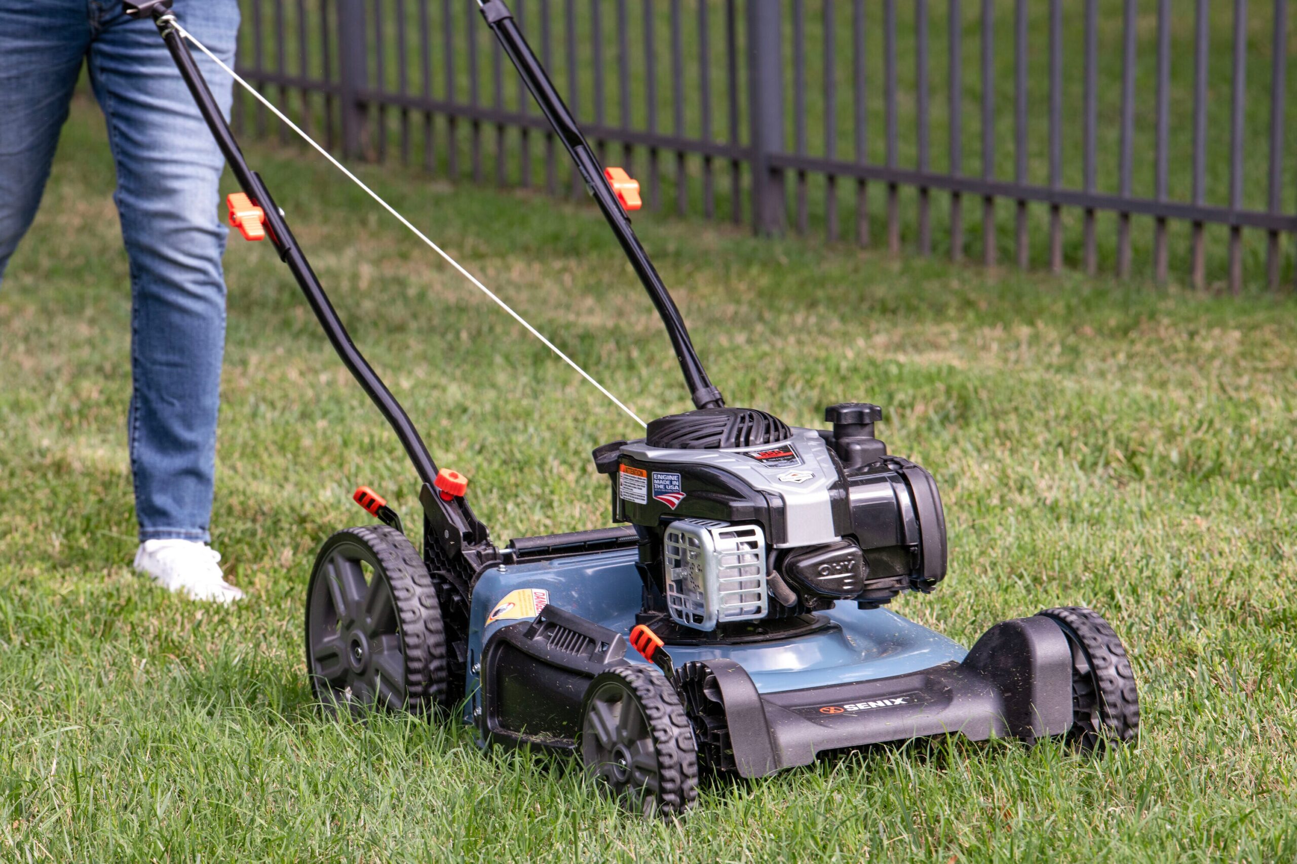 SENIX 21-in Gas Self-propelled Lawn Mower with 150-cc Briggs and Stratton Engine SENIX 21-in Gas Self-propelled Lawn Mower with 150-cc Briggs and Stratton Engine - Image 11