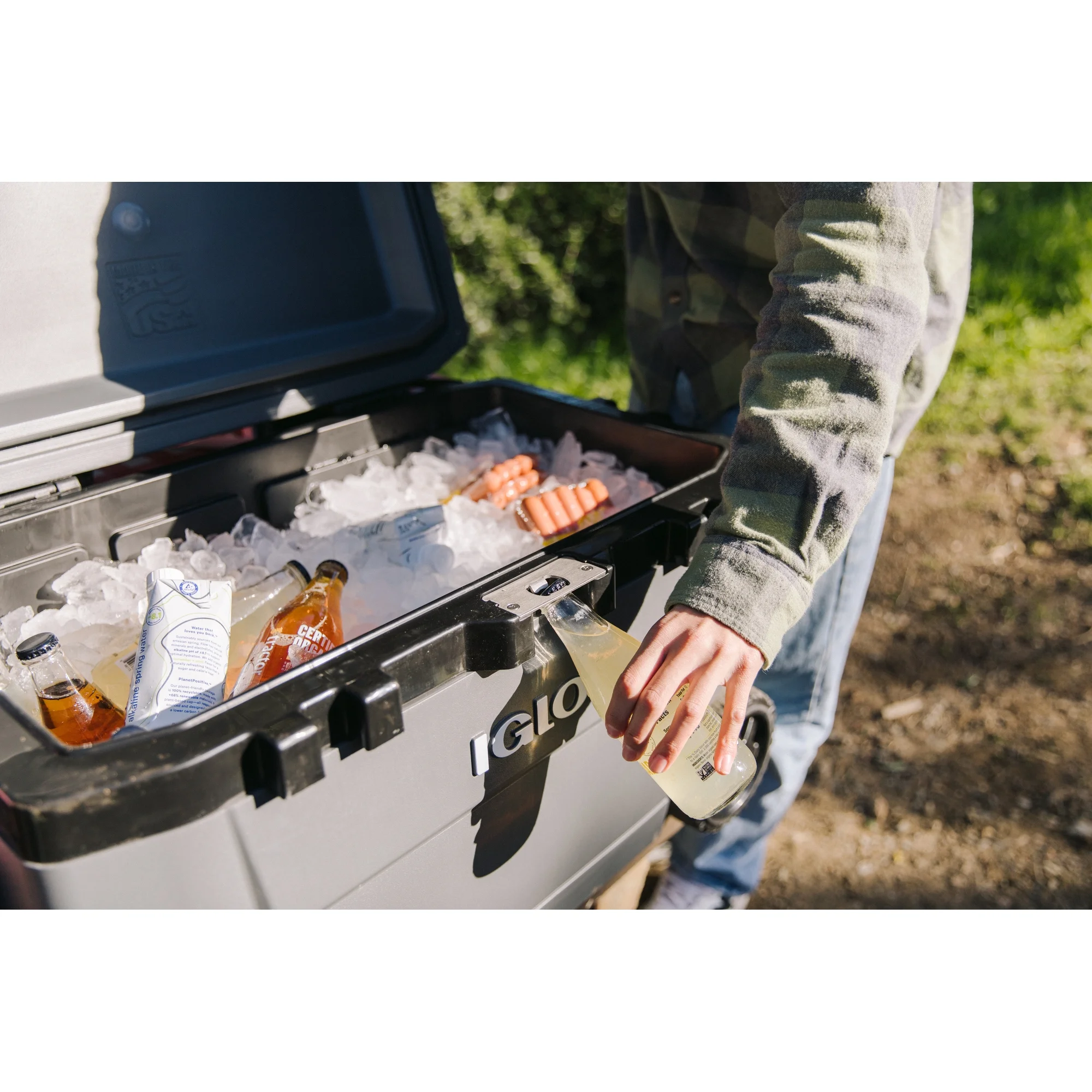 Igloo 72 QT Overland Ice Chest Cooler with Wheels, Gray Igloo 72 QT Overland Ice Chest Cooler with Wheels, Gray - Image 4