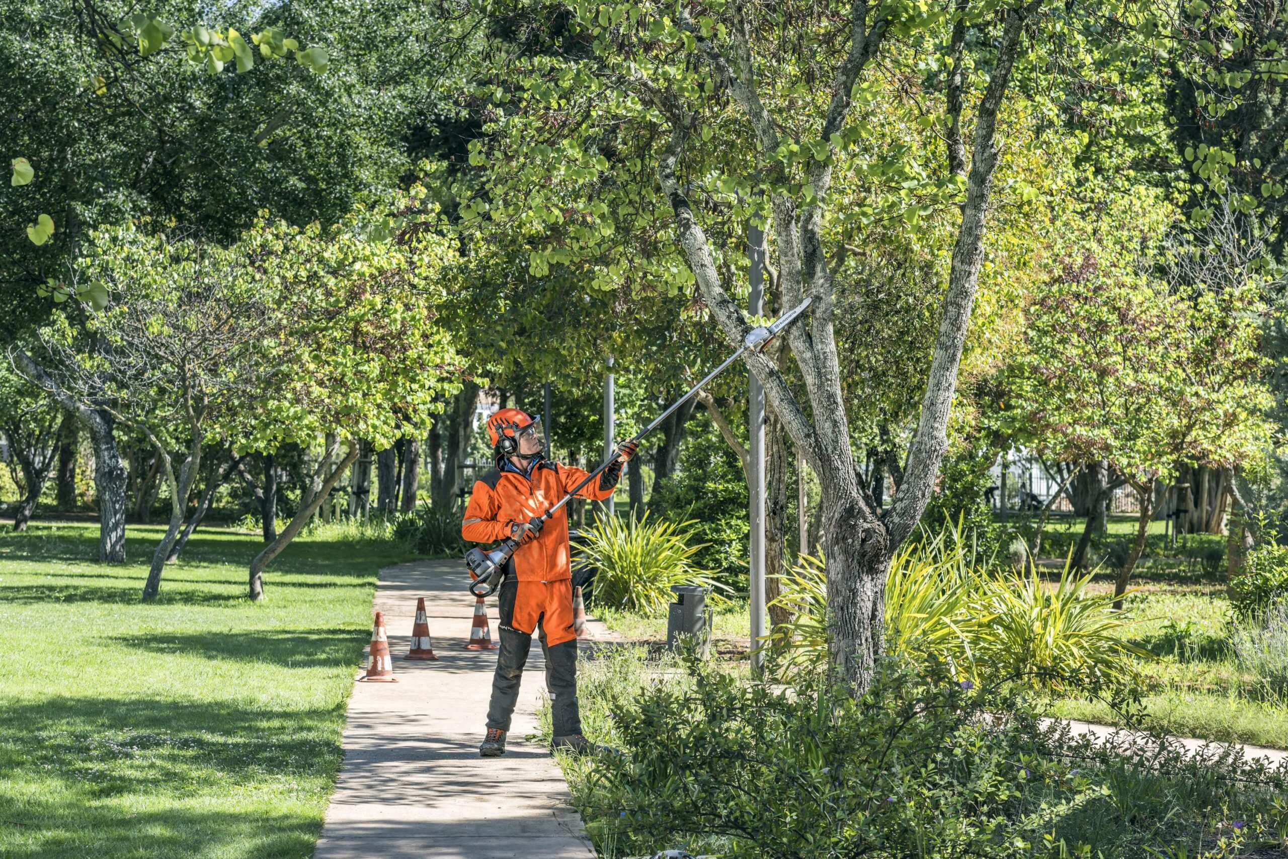 Husqvarna 12-in 25.4-cc 2-cycle Gas Pole Saw Husqvarna 12-in 25.4-cc 2-cycle Gas Pole Saw - Image 2