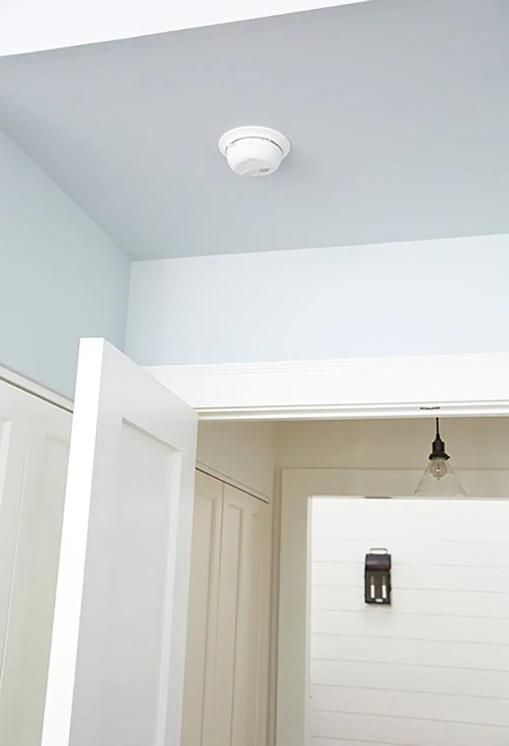 First Alert BRK Hardwired (with Battery Back-up) Ionization Interconnected Smoke Detector (6-Pack) First Alert BRK Hardwired (with Battery Back-up) Ionization Interconnected Smoke Detector (6-Pack) - Image 3