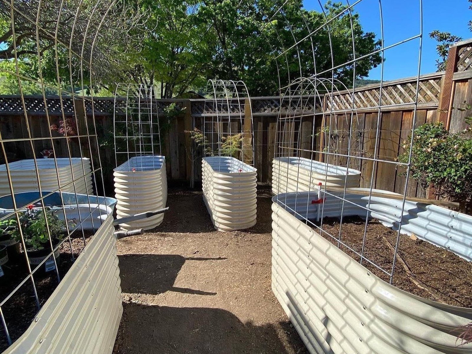 Vego Garden 24-Inches W x 96-Inches L x 32-Inches H Pearl White Metal Raised Garden Bed Vego Garden 24-Inches W x 96-Inches L x 32-Inches H Pearl White Metal Raised Garden Bed