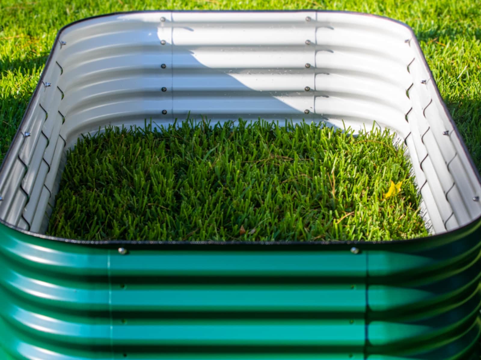 Vego Garden 48-Inches W x 96-Inches L x 17-Inches H British Green Metal Raised Garden Bed Vego Garden 48-Inches W x 96-Inches L x 17-Inches H British Green Metal Raised Garden Bed