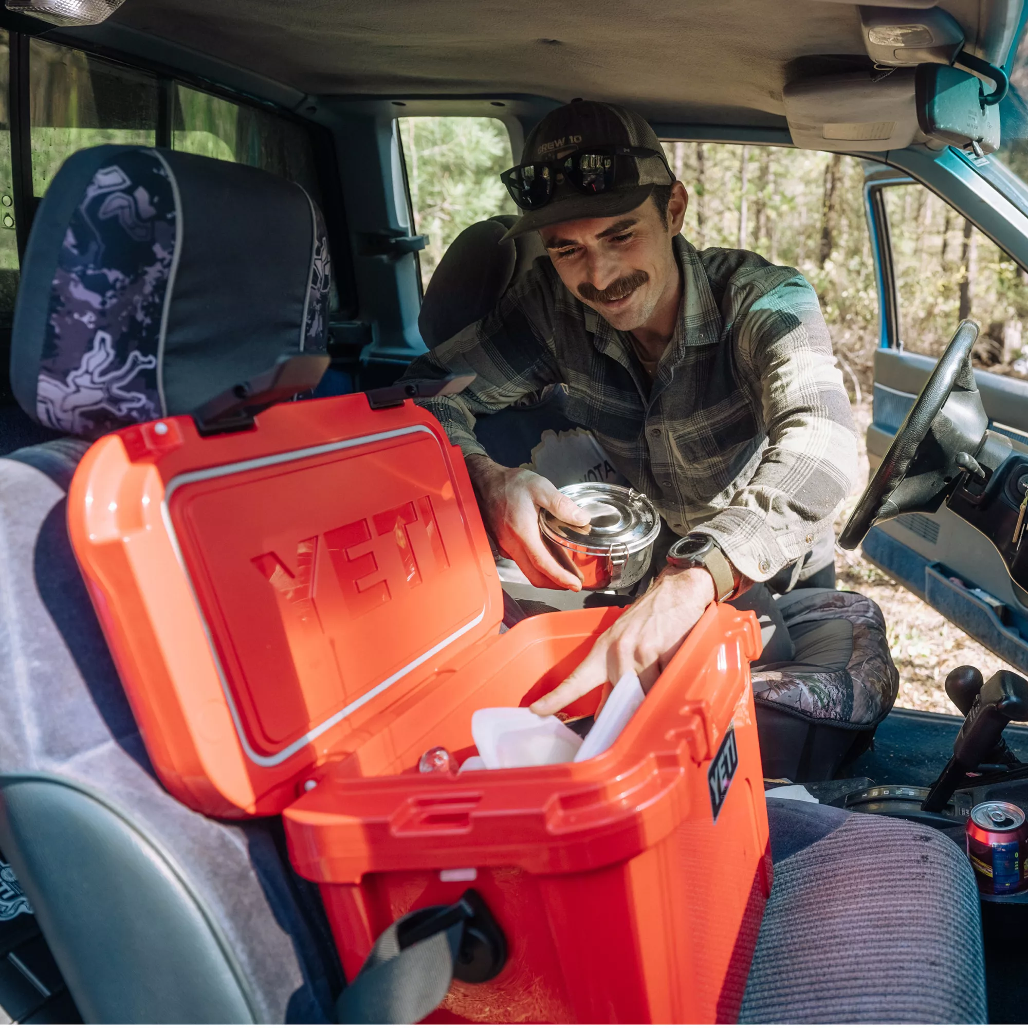YETI Roadie 15 Hard Cooler - Rescue Red YETI Roadie 15 Hard Cooler - Rescue Red - Image 10