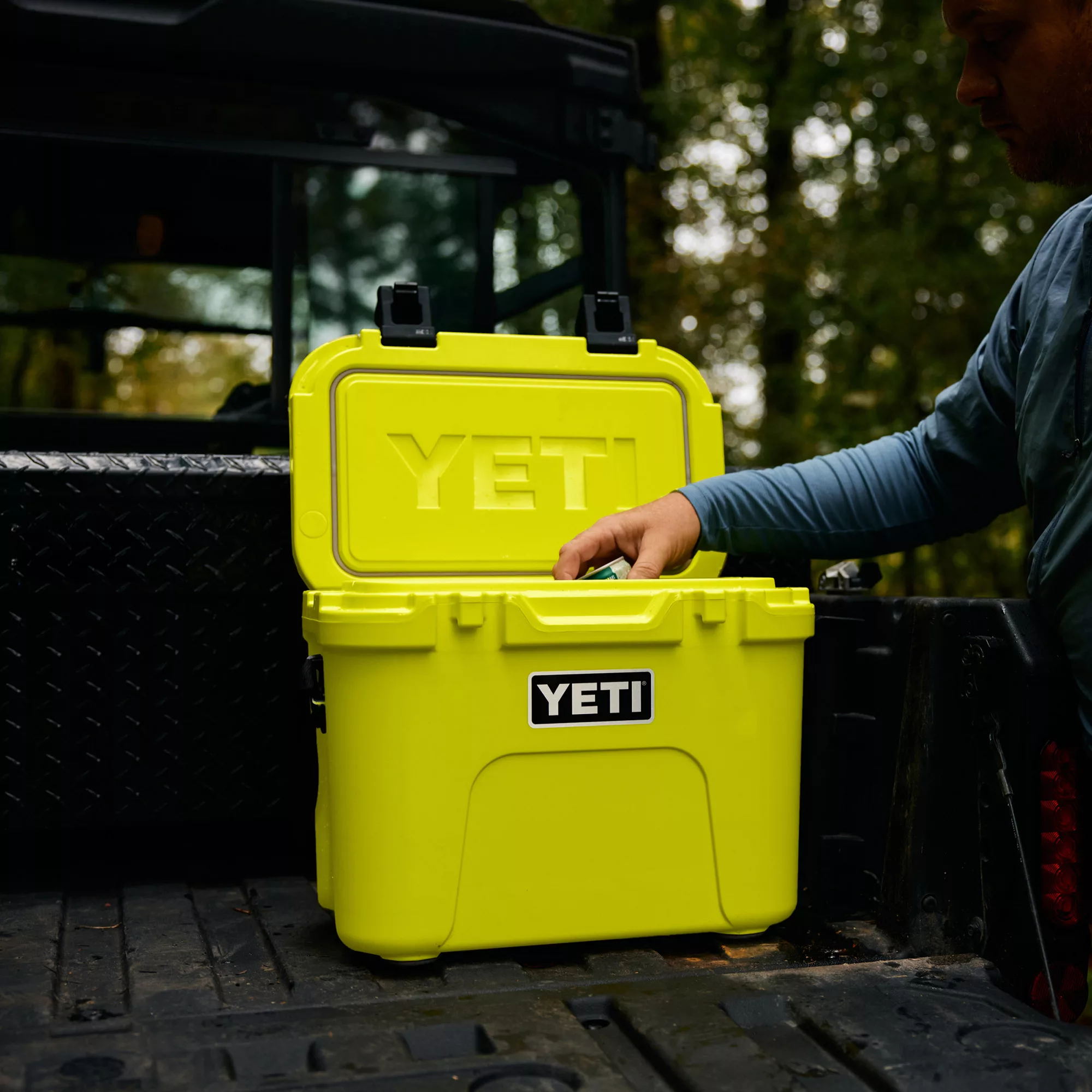 YETI Roadie 15 Hard Cooler - Firefly Yellow YETI Roadie 15 Hard Cooler - Firefly Yellow - Image 10