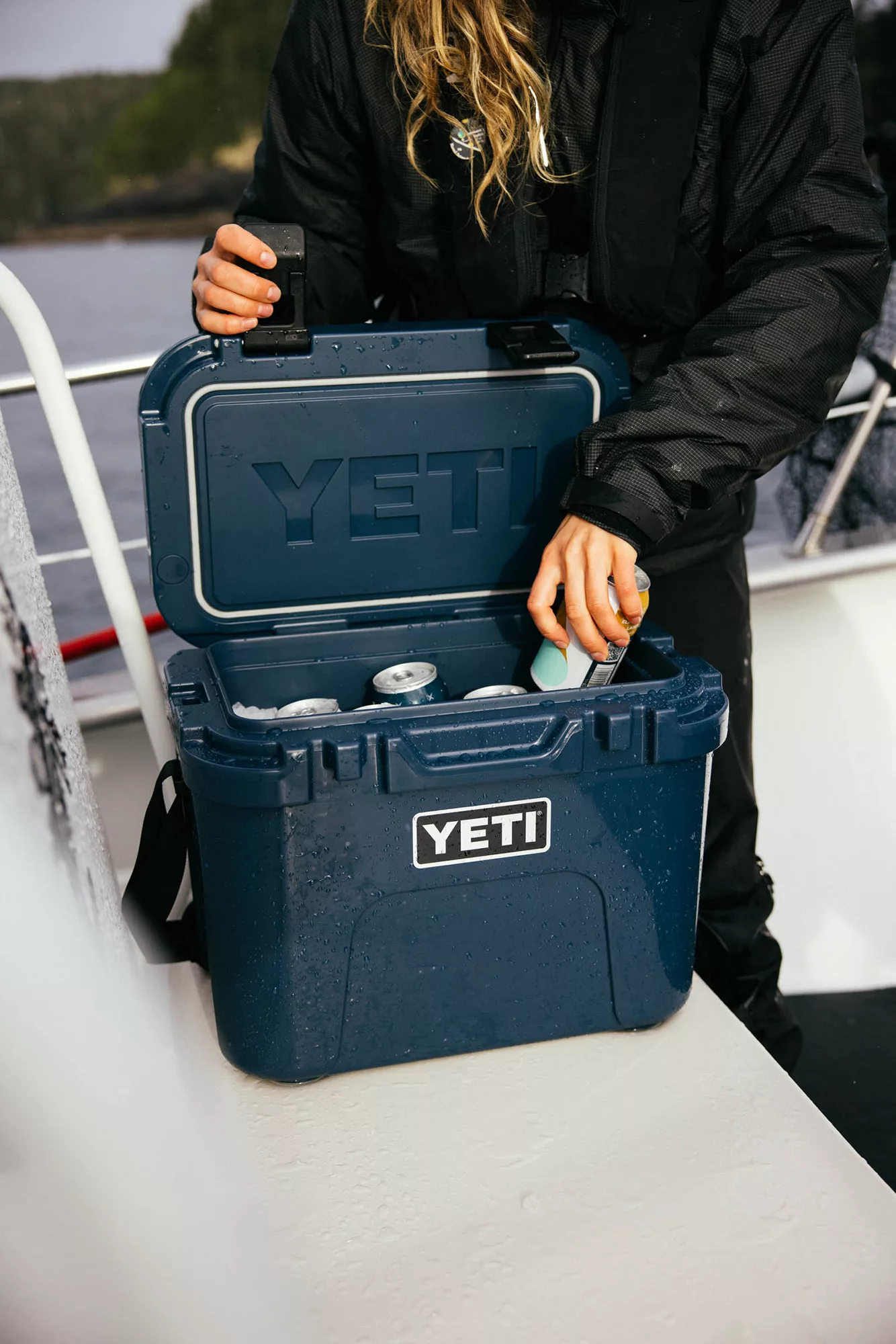 YETI Roadie 15 Hard Cooler - Navy YETI Roadie 15 Hard Cooler - Navy - Image 10