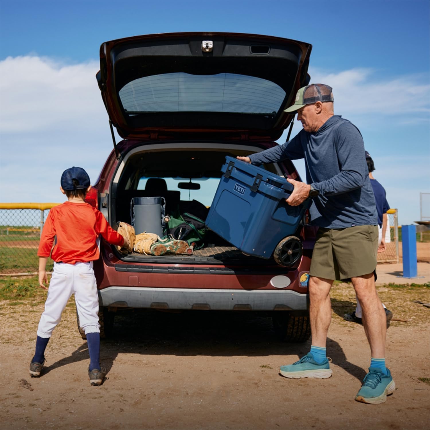 YETI Roadie 32 Wheeled Cooler, Navy YETI Roadie 32 Wheeled Cooler