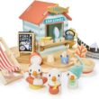 Tender Leaf Toys - Sandy’s Beach Hut - Wooden Toy Seagull Family Tender Leaf Toys - Sandy’s Beach Hut - Wooden Toy Seagull Family with Fish and Chips Beach Hut and Accessories - Imaginative Play Set - Develop Creative Storytelling - Fine Motor Skills - Age 3+