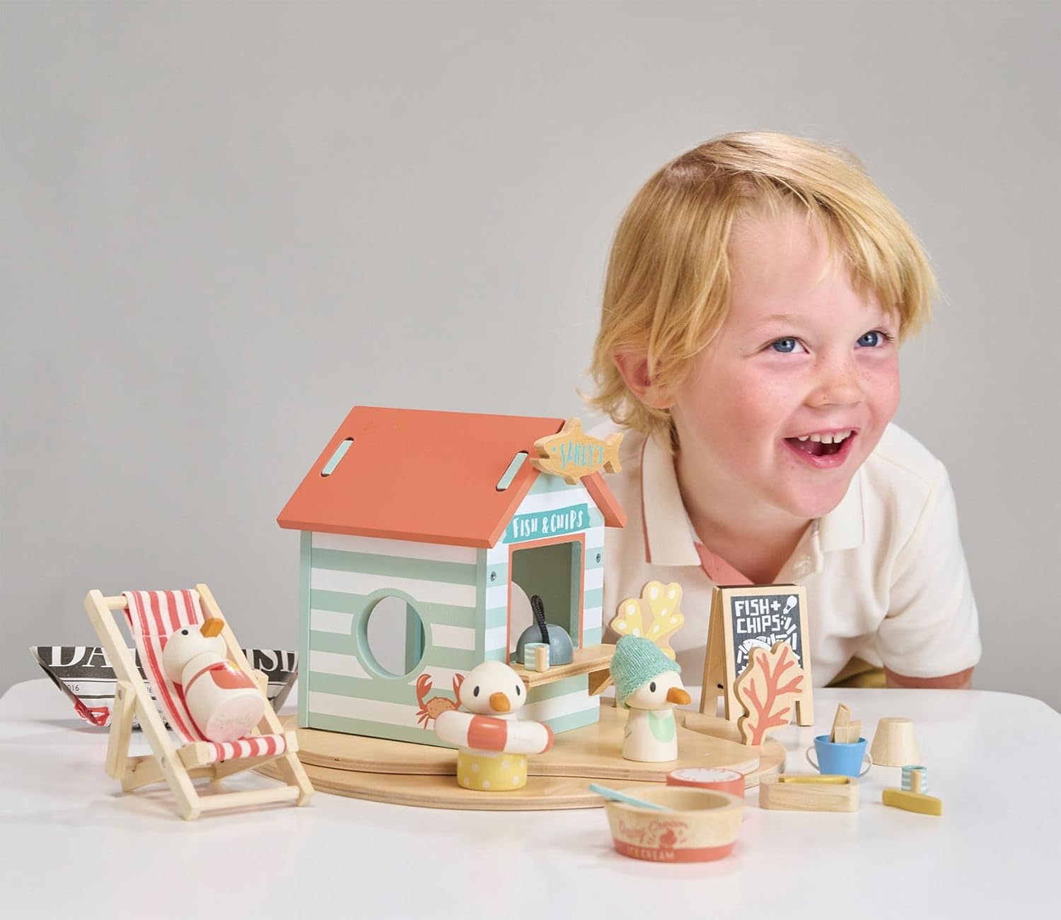 Tender Leaf Toys - Sandy’s Beach Hut - Wooden Toy Seagull Family Tender Leaf Toys - Sandy’s Beach Hut - Wooden Toy Seagull Family with Fish and Chips Beach Hut and Accessories - Imaginative Play Set - Develop Creative Storytelling - Fine Motor Skills - Age 3+