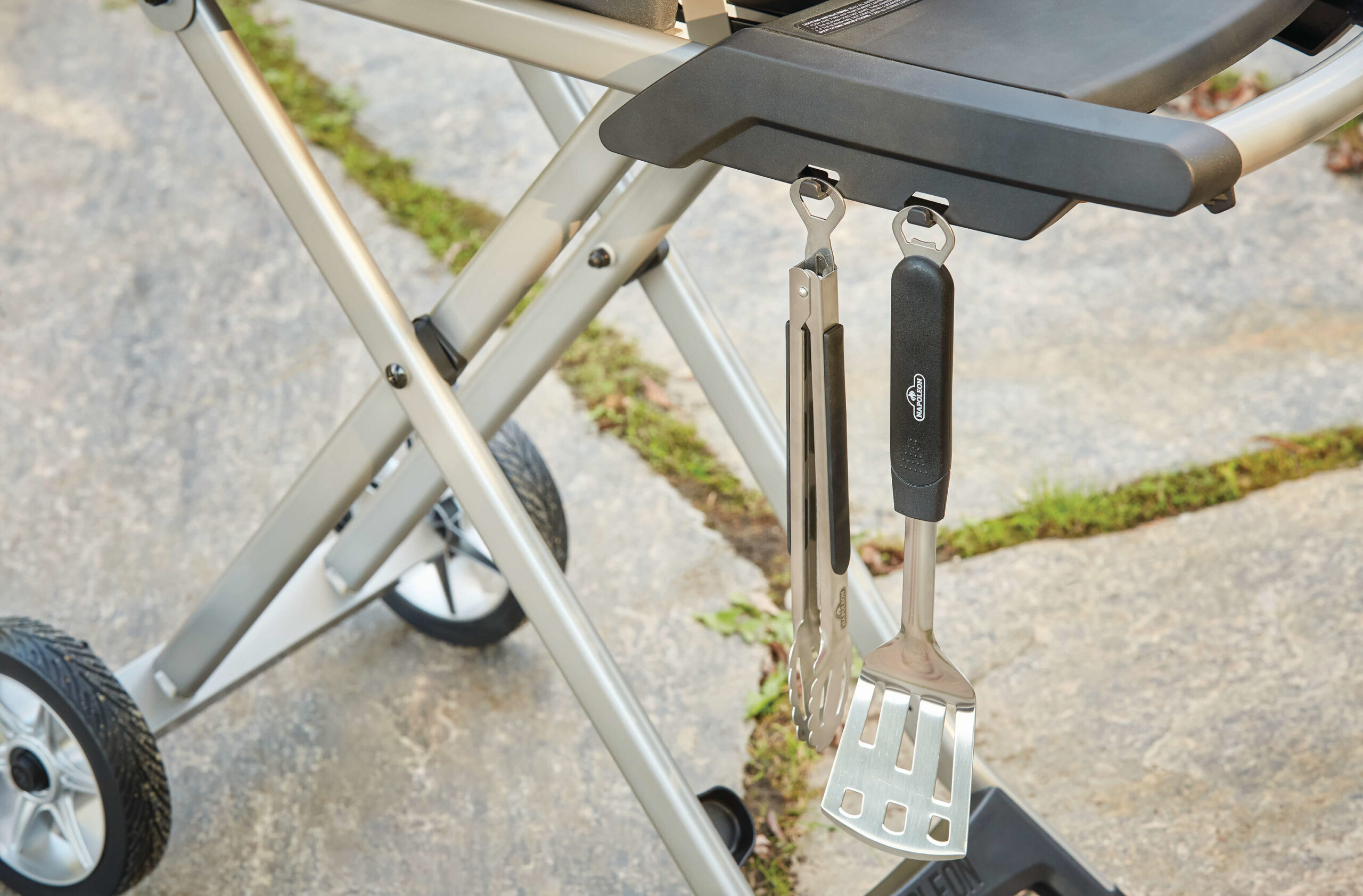 NAPOLEON TravelQ PRO Scissor Cart 285-Sq in Black Portable Liquid Propane Grill NAPOLEON TravelQ PRO Scissor Cart 285-Sq in Black Portable Liquid Propane Grill