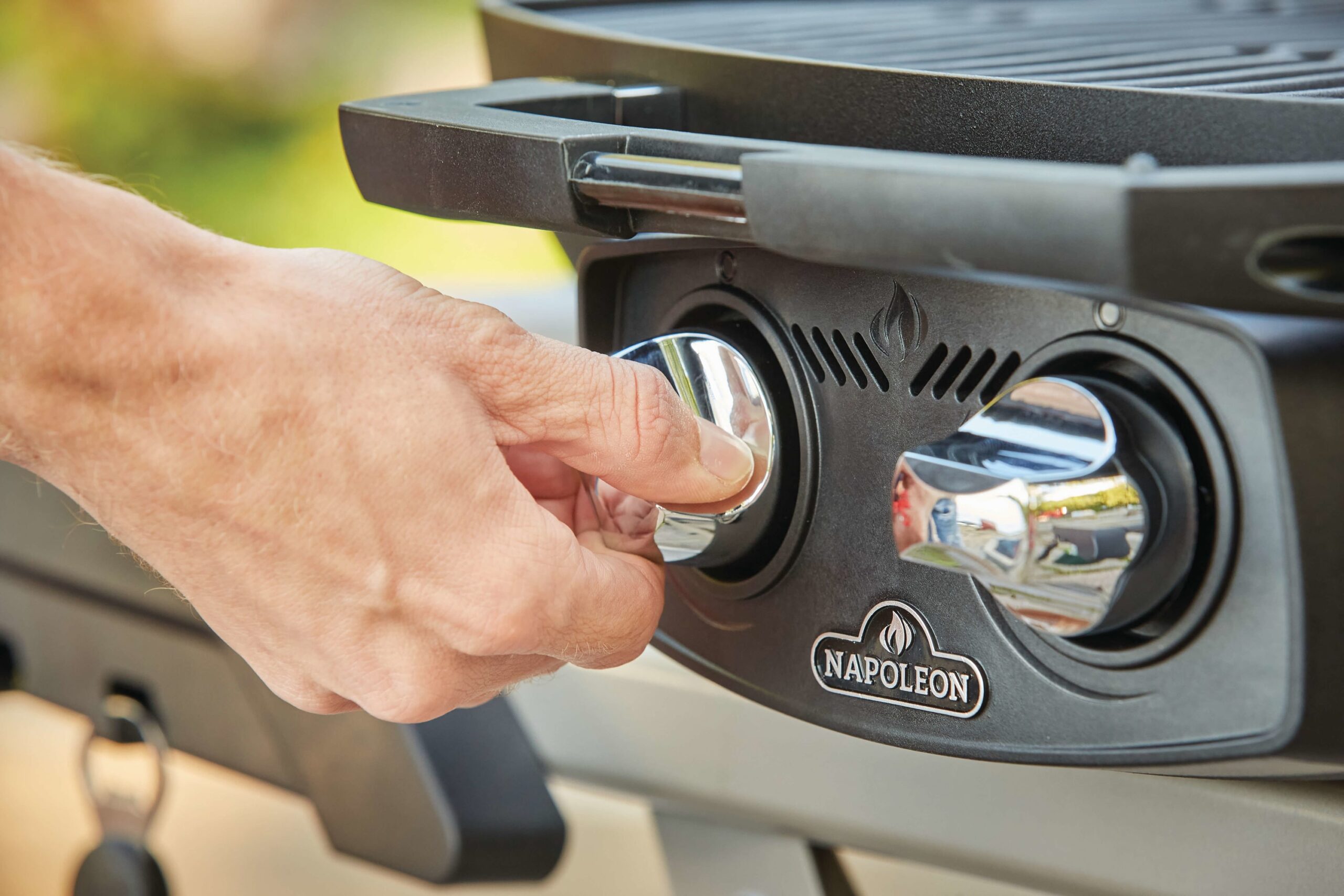 NAPOLEON TravelQ PRO Scissor Cart 285-Sq in Black Portable Liquid Propane Grill NAPOLEON TravelQ PRO Scissor Cart 285-Sq in Black Portable Liquid Propane Grill