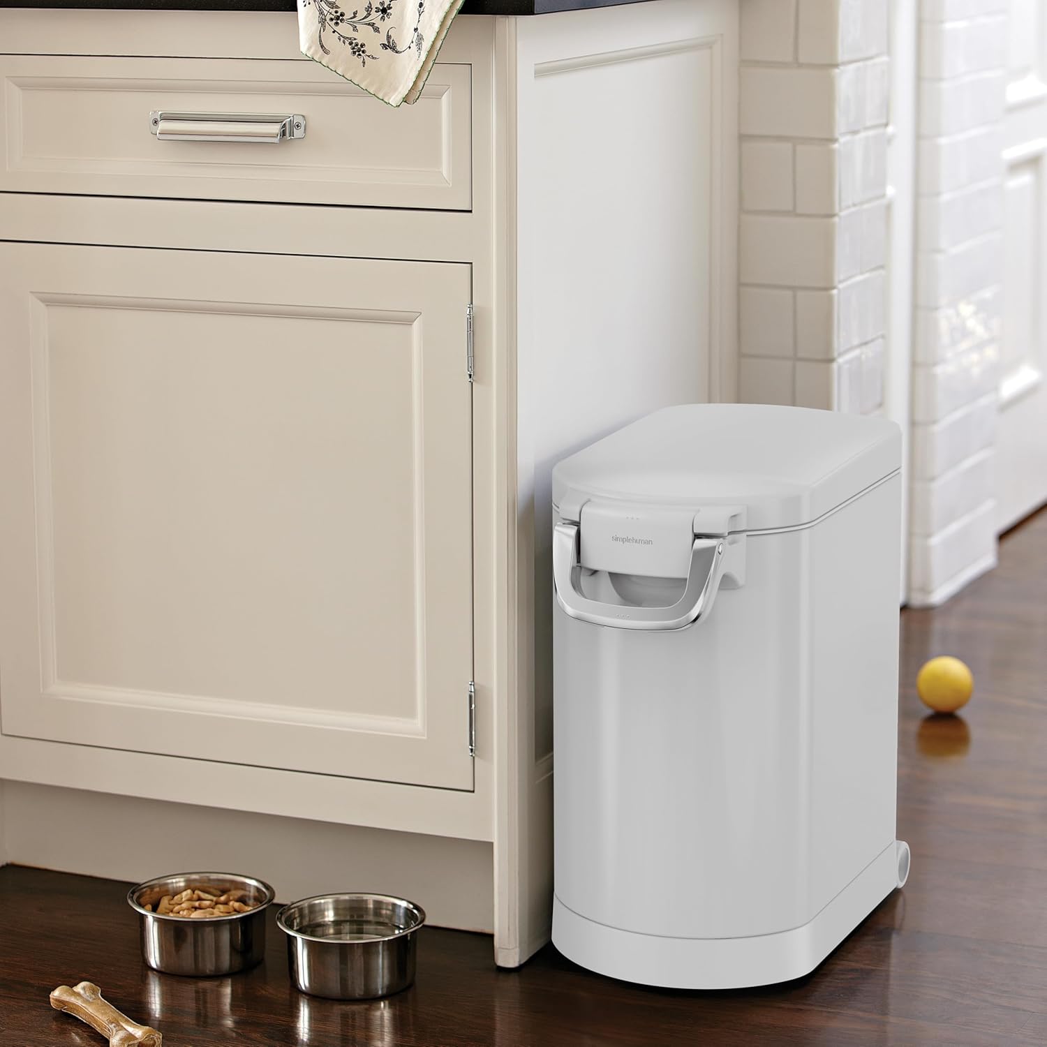 simplehuman 25 Liter, 27 lb / 12.2 kg Medium Pet Food Storage Container for Dog Food, Cat Food, and Bird Feed, White simplehuman 25 Liter, 27 lb / 12.2 kg Medium Pet Food Storage Container for Dog Food, Cat Food, and Bird Feed, White