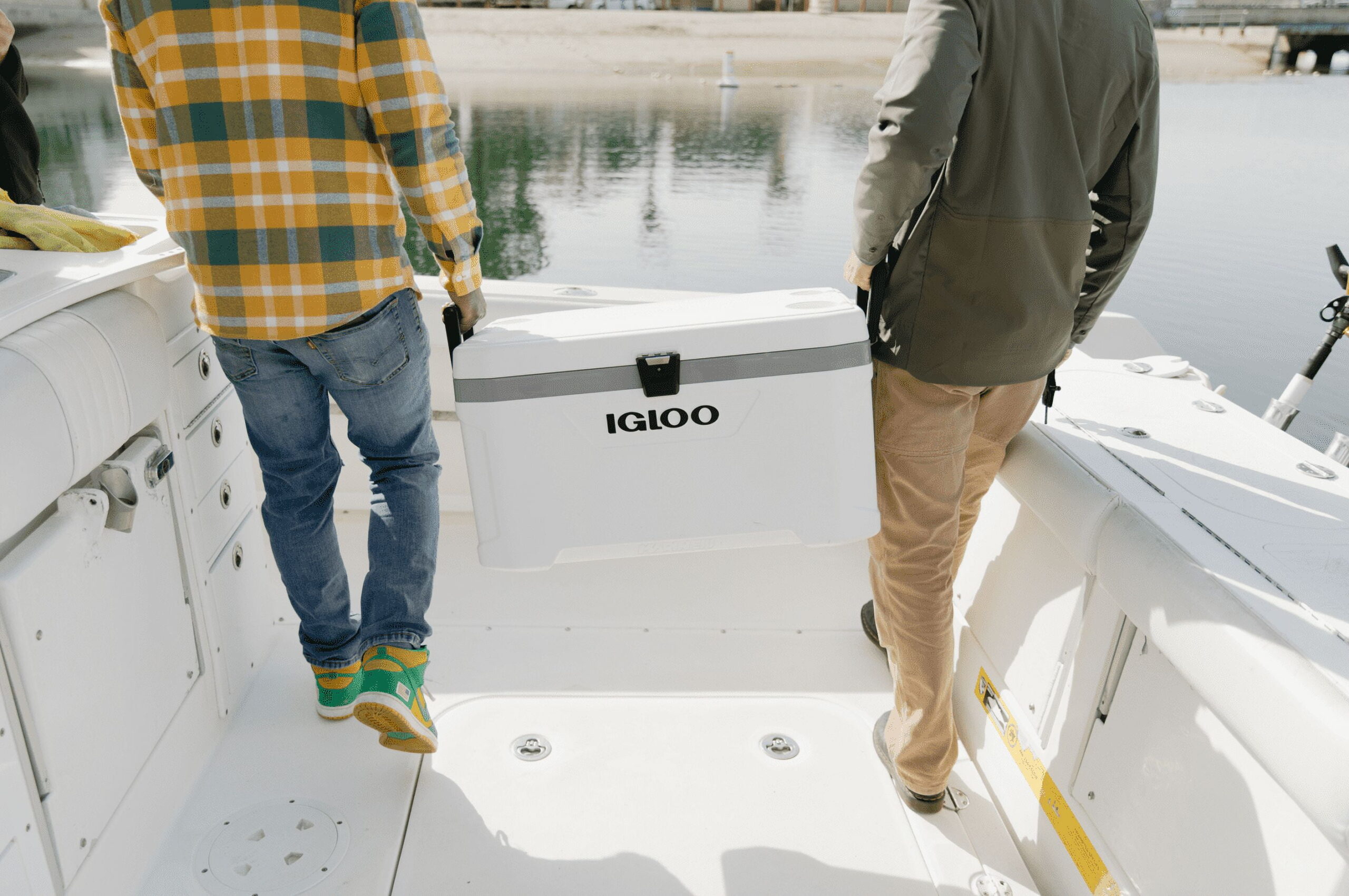 Igloo 70 Qt Latitude Marine Ultra, White and Moonscape Igloo 70 Qt Latitude Marine Ultra, White and Moonscape