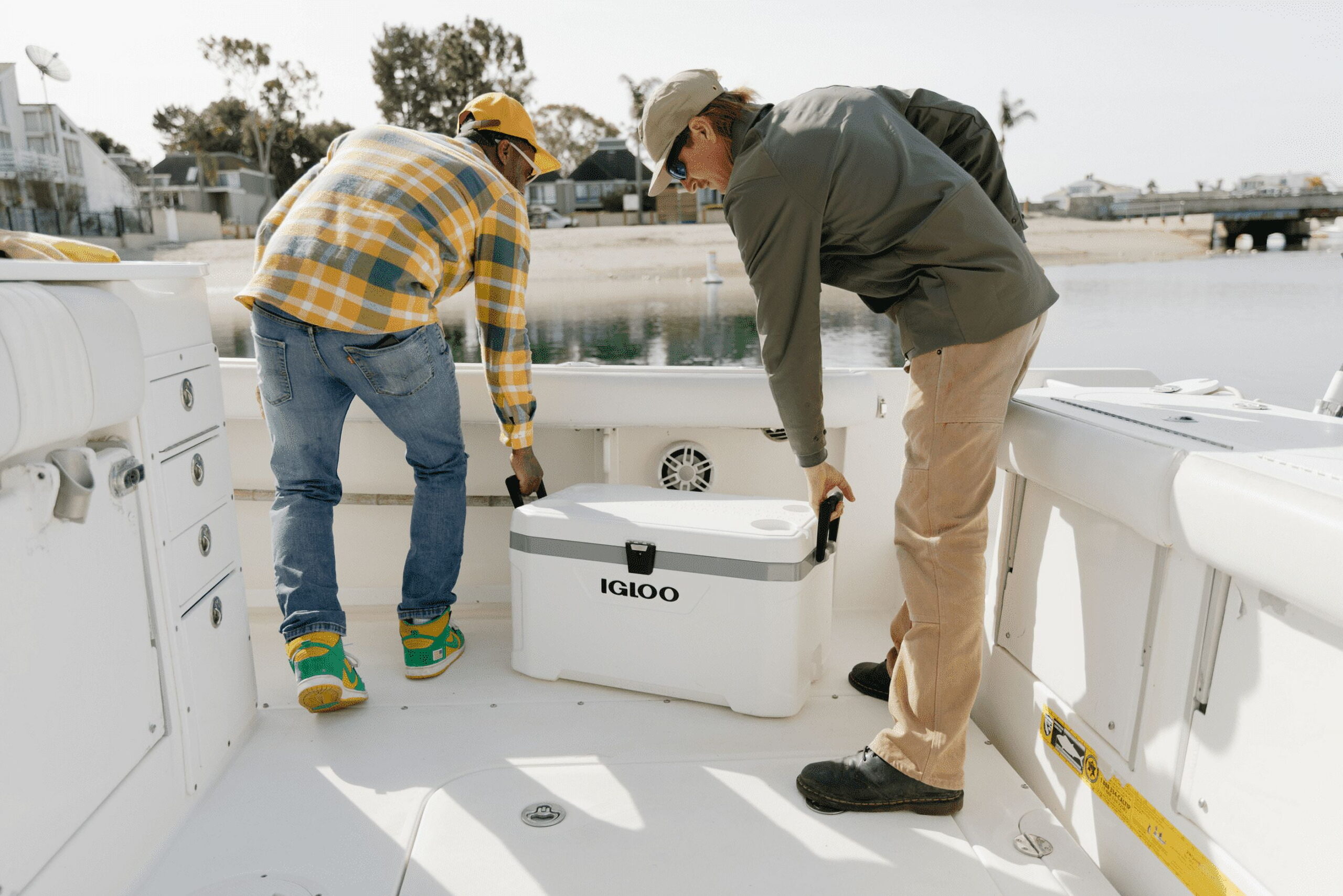 Igloo 70 Qt Latitude Marine Ultra, White and Moonscape Igloo 70 Qt Latitude Marine Ultra, White and Moonscape