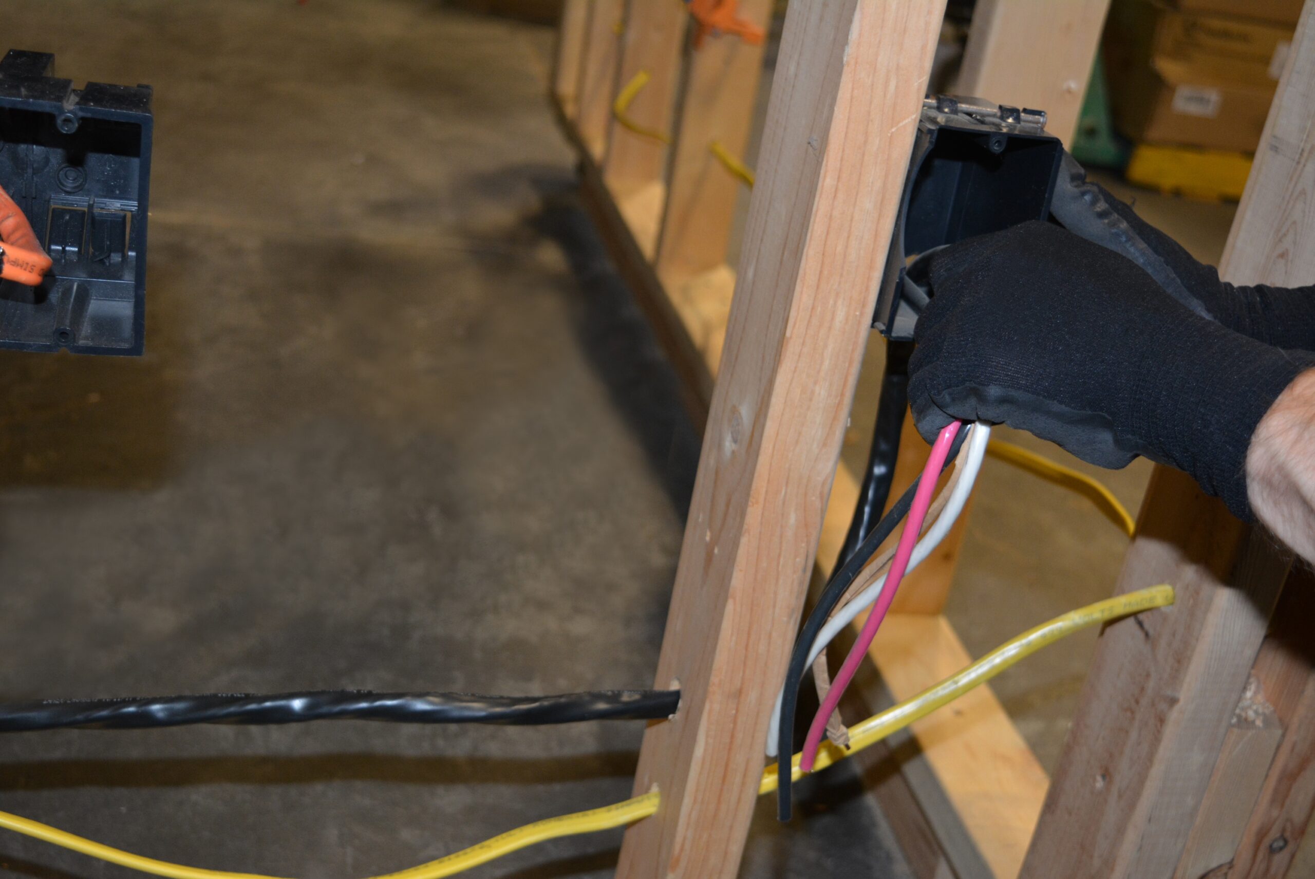 Southwire 25-ft 8 / 2 / Romex SIMpull Stranded Indoor CU NM-B W/G Individual pack ( By-the-roll ) Southwire 25-ft 8 / 2 / Romex SIMpull Stranded Indoor CU NM-B W/G Individual pack ( By-the-roll )